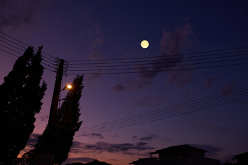 Full Moon with urban silhouettes. © astrosystem
