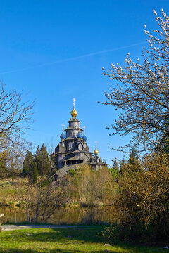 Ansicht einer russisch-orthodoxen Holzkirche.