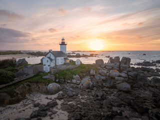 maison phare au milieu des rochers devant un coucher de soleil. Le phare de Pontusval sur la commune de Kerlouan en Bretagne, dans le Finistere. © jmbreizh
