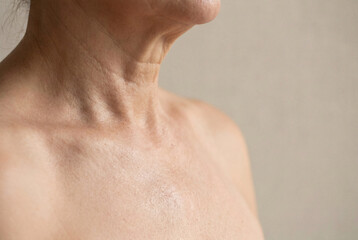 Naklejka premium Close up of senior woman neck and chest skin texture