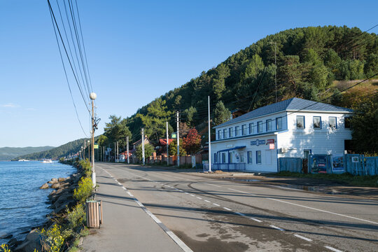 LISTVYANKA, RUSSIA - SEPTEMBER 08, 2025: Russian Post office on the Baikal  lake embankment on a sunny September morning. Listvyanka, Irkutsk region