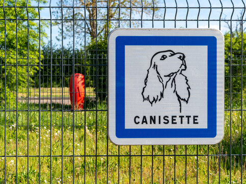 Canisette, parc &agrave; crottes pour chiens, France