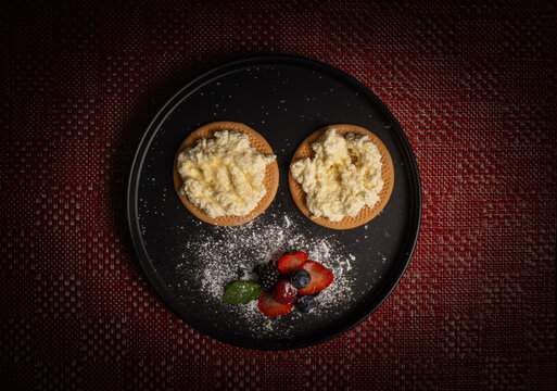Galletas Marias con nata con az&uacute;car glas y fresas