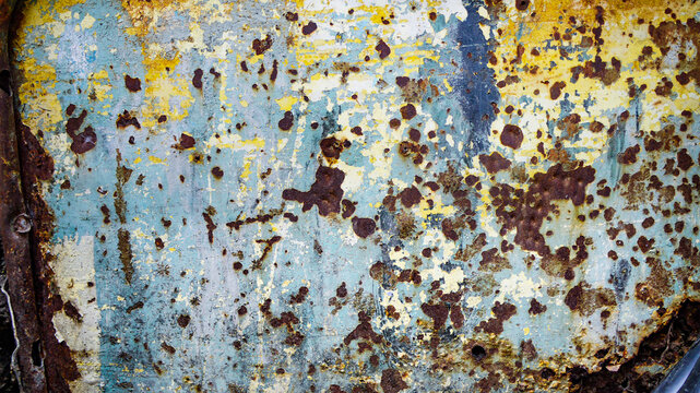 Capa metalica desgastada y oxidada