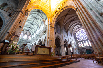 Obraz premium Interior and choir of Notre-Dame du Kreisker in Saint-Pol-de-Léon - France