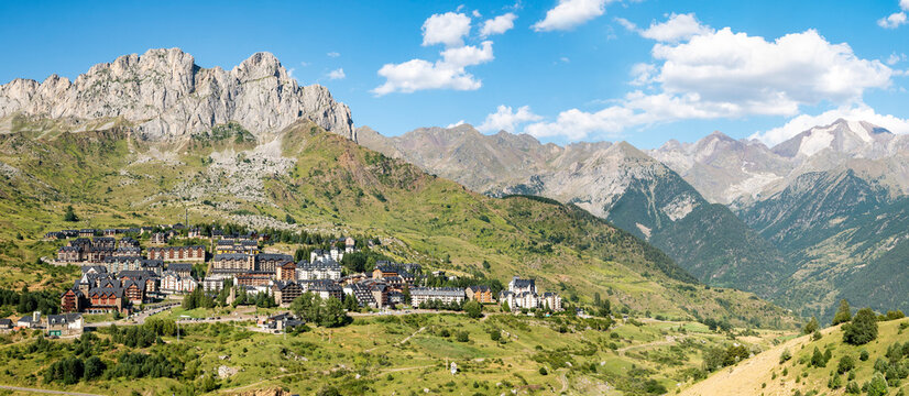 Vista panor&aacute;mica de la estaci&oacute;n de ski alpino Aram&oacute;n Formigal a los pies de la Pe&ntilde;a Foratata y el Parque Natural de Posets-Maladeta a lo lejos, en la provincia de Huesca, Arag&oacute;n, Espa&ntilde;a