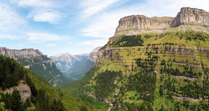 Vista panoramica del impresionante Circo de Soaso, en el Parque Nacional de Ordesa y Monte Perdido, provincia de Huesca, Arag&oacute;n, Espa&ntilde;a