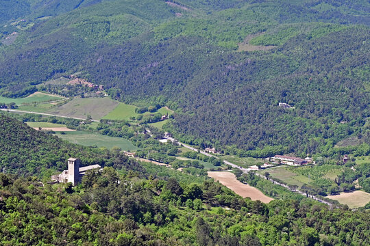 Spoleto, la Chiesa di San Giuliano e gli Appennini visti dal Cammino di San Francesco tra Spoleto e Monteluco, Perugia, Umbria, Italia