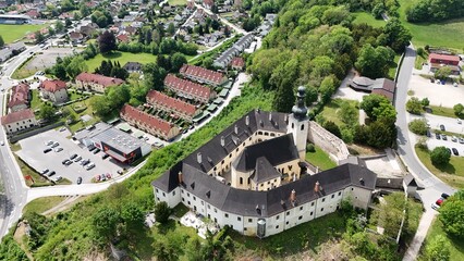 Fototapeta premium Schloss Gloggnitz aus der Vogelperspektive 