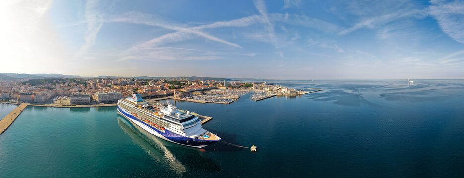 TRIESTE, ITALIA - 9 MAGGIO 2026: Veduta aerea della nave da crociera Marella Explorer 2 ormeggiata alla Stazione Marittima con lo sfondo del panorama cittadino 