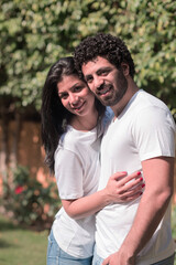 Obraz premium Middle Eastern couple celebrating Eid and Ramadan iftar together at their modern home in garden