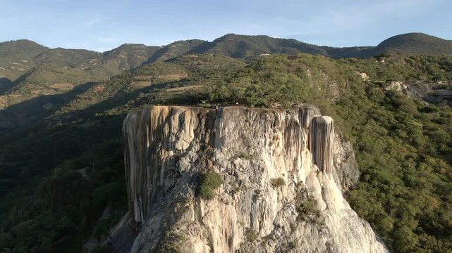 Toma a&eacute;rea de las cascadas petrificadas de Hierve El Agua, en Oaxaca M&eacute;xico