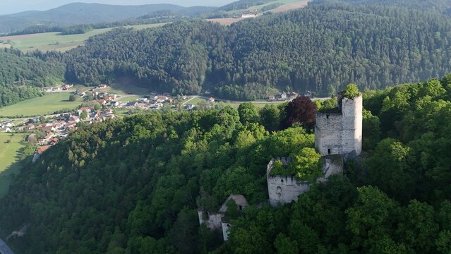 Steinerne Wacht &uuml;ber sanfte H&uuml;gel