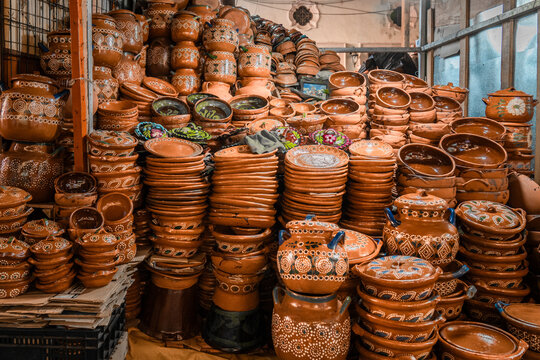 Platos de barro trabajados a manos artesanales