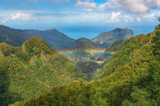 Regenbogen am Aussichtspunkt Balc&otilde;es; Ribeiro Frio; Santana; Madeira; Portugal