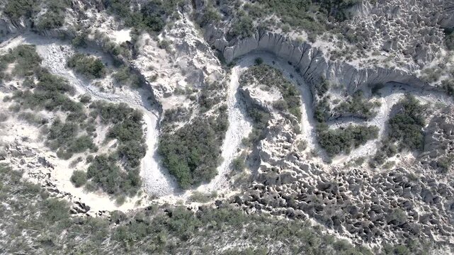 Toma a&eacute;rea cenital de un r&iacute;o seco .