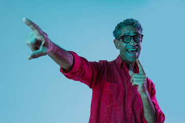 Obraz premium Senior man with red shirt posing in studio.
