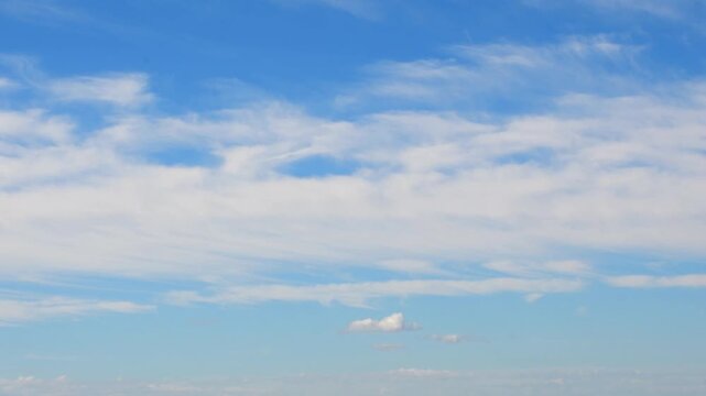 Cielo sereno con nubes de distintos tipos: c&uacute;mulos densos y cirros finos que se entrelazan en un azul profundo, evocando calma y movimiento, como una danza a&eacute;rea de luz y vapor.