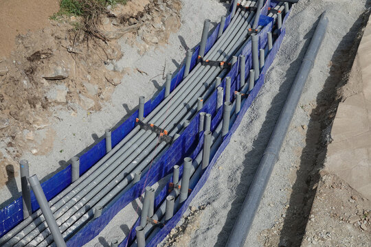 Raccords de tuyau d'assainissement dans une tranch&eacute;e pour enfouissement