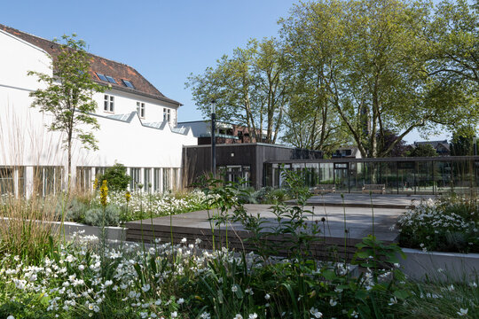 &Ouml;ffentlicher,begr&uuml;nter Innenhof des Kulturzentrums in der Innenstadt von Bottrop