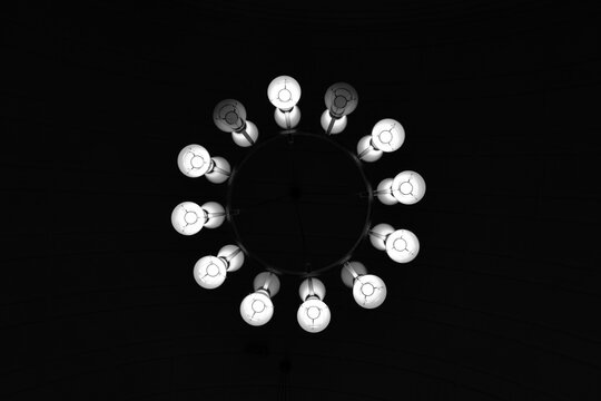 Lustre circulaire de la gare d&rsquo;Helsinki en noir et blanc