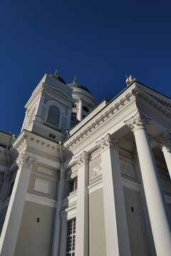 Fa&ccedil;ade majestueuse de la cath&eacute;drale d&rsquo;Helsinki sous un ciel bleu