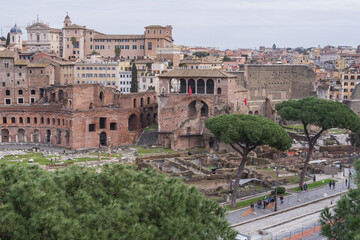 Obraz premium Historic Roman landmarks and archaeological ruins in central Rome with famous ancient buildings and travel atmosphere.