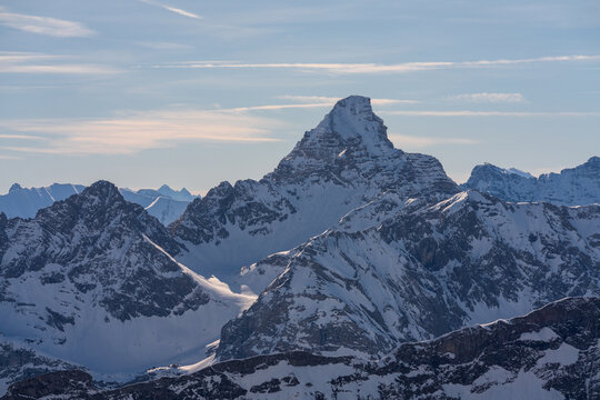 Blick vom Nebelhorn bei Oberstdorf auf den Hochvogel in die Allg&auml;uer Alpen