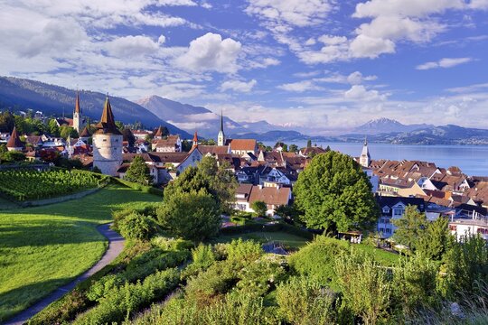 View of Zug's old town and Lake Zug, behind it Mount Rigi and Pilatus, Canton Zug, Switzerland