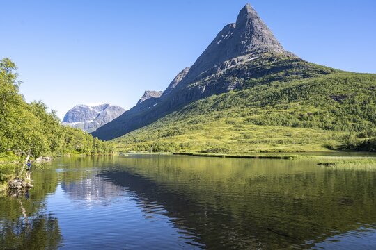 Lake Litlvatnet in Innerdalen High Valley, Innerdalst&aring;rnet Mountain, Trollheimen Mountain Area, Sunndal, M&oslash;re og Romsdal, Vestlandet, Norway