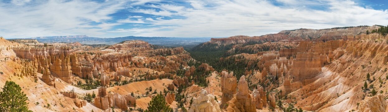 Bizarre landscape, reddish rocky landscape with fairy chimneys, sandstone formations, Bryce Canyon National Park, Utah, USA