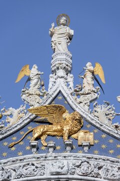 Gilded Lion, statue on the roof, St. Mark's Basilica, Basilica di San Marco, St. Mark's Square, Venice, Veneto, Italy