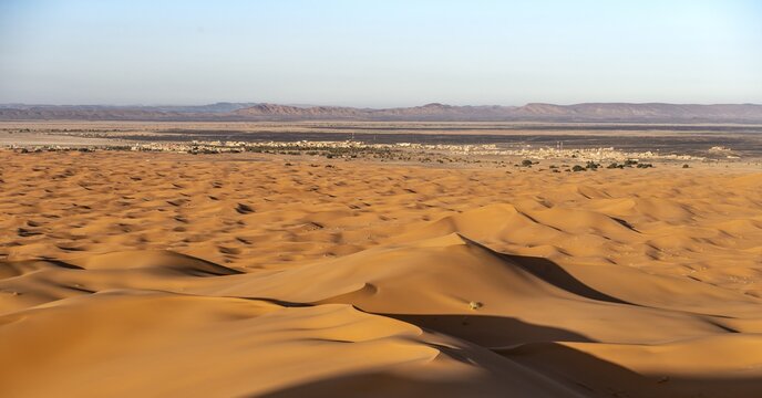 Sand dunes in the desert, dune landscape Erg Chebbi, behind town Merzouga, Sahara, Morocco