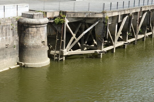 Pontons &agrave; Nantes devant la Loire