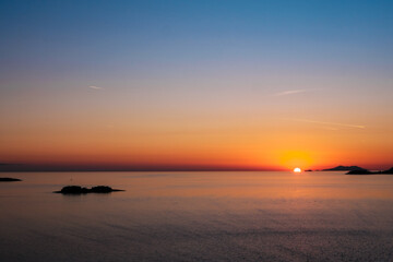 Obraz premium Breathtaking sunset view over the Adriatic Sea, showcasing brilliant colors as the sun dips below the horizon, creating a serene atmosphere
