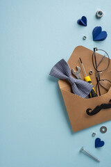 Naklejka premium Father's Day gift vertical envelope with tools, bow tie and glasses for a handyman dad