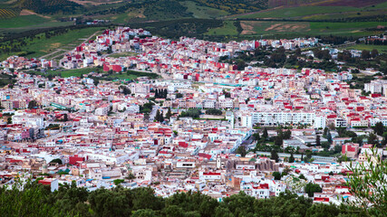 Obraz premium Panoramic view of Ouezzane surrounded by green hills and rural landscapes in northern Morocco.