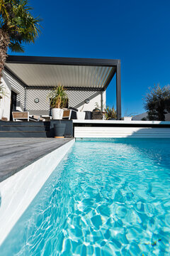 Modern single storey house with bioclimatic pergola and pool