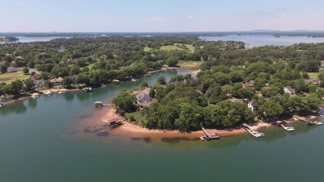 Luxurious homes on Lake Norman north of Charlotte, NC