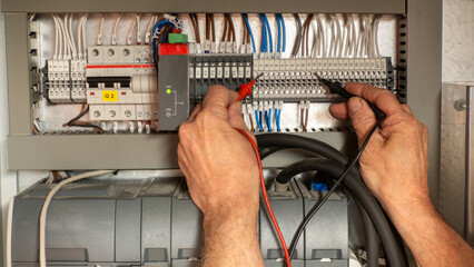 Specialist electrical test and commissioning engineer investigating a fault © RCH Photographic