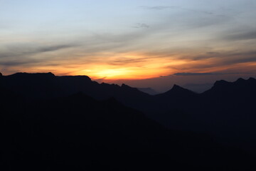 Obraz premium Chasing the Golden Sunset Beneath the Warm Glow of Dusk