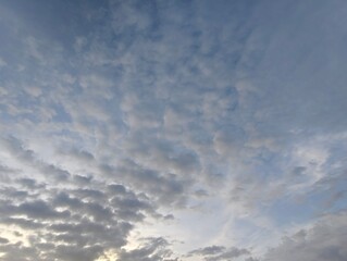 Obraz premium Beautiful altocumulus cloud patterns in a blue morning sky. 