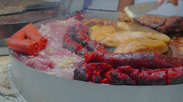 Puesto de tacos en la ciudad de m&eacute;xico, comida callejera tradicional