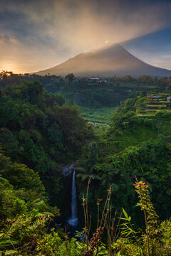 tempat wisata kedung kayang di magelang dengan pemandangan yang indah dengan perpaduan antar air terjun dan gunung menjadi satu di tambah ketika sunrise menambah indah tempat ini 