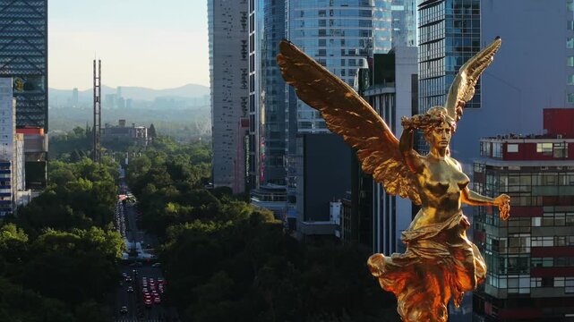&Aacute;ngel de la Independencia dorado al amanecer entre rascacielos de Paseo de la Reforma, vista a&eacute;rea cinematogr&aacute;fica de Ciudad de M&eacute;xico castillo de chapultepec