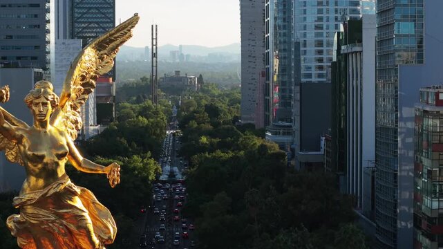 &Aacute;ngel de la Independencia dorado al amanecer entre rascacielos de Paseo de la Reforma, vista a&eacute;rea cinematogr&aacute;fica de Ciudad de M&eacute;xico castillo de chapultepec