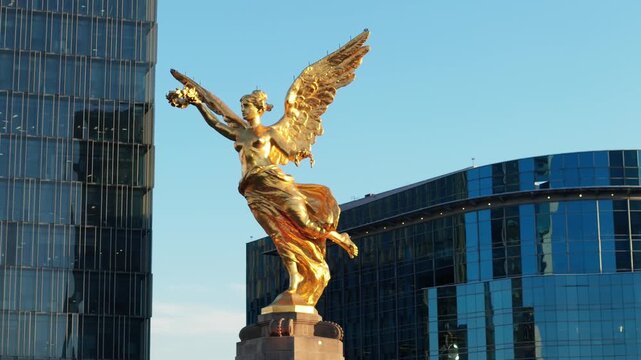 Vista a&eacute;rea del &Aacute;ngel de la Independencia sobre Reforma con edificios de fondo y luz dorada matutina