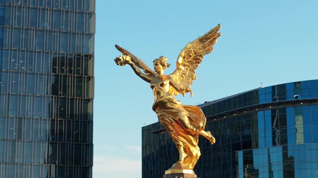 Vista a&eacute;rea del &Aacute;ngel de la Independencia sobre Reforma con edificios de fondo y luz dorada matutina
