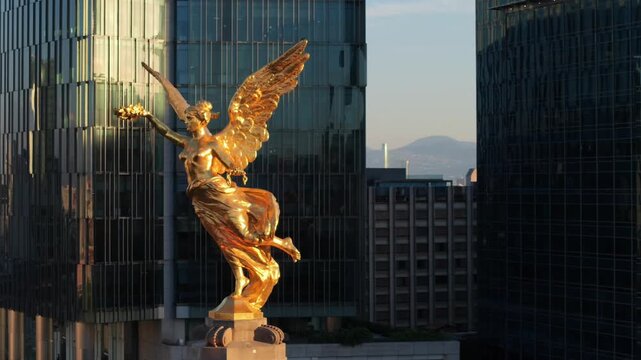 Monumento, &aacute;ngel de la independencia en Ciudad de M&eacute;xico, de fondos dos edificios y un avi&oacute;n pasando