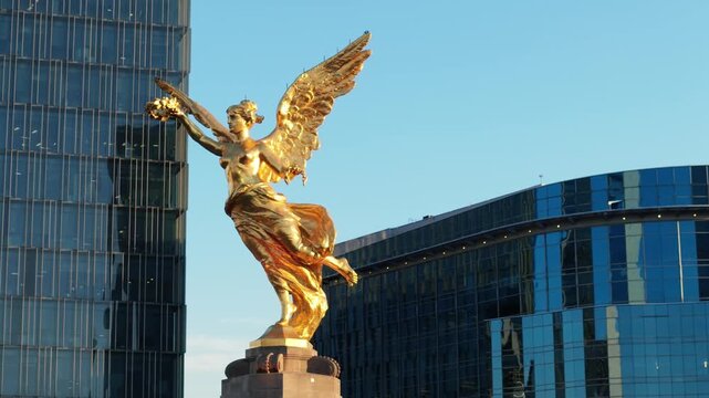 Vista a&eacute;rea del &Aacute;ngel de la Independencia sobre Reforma con edificios de fondo y luz dorada matutina